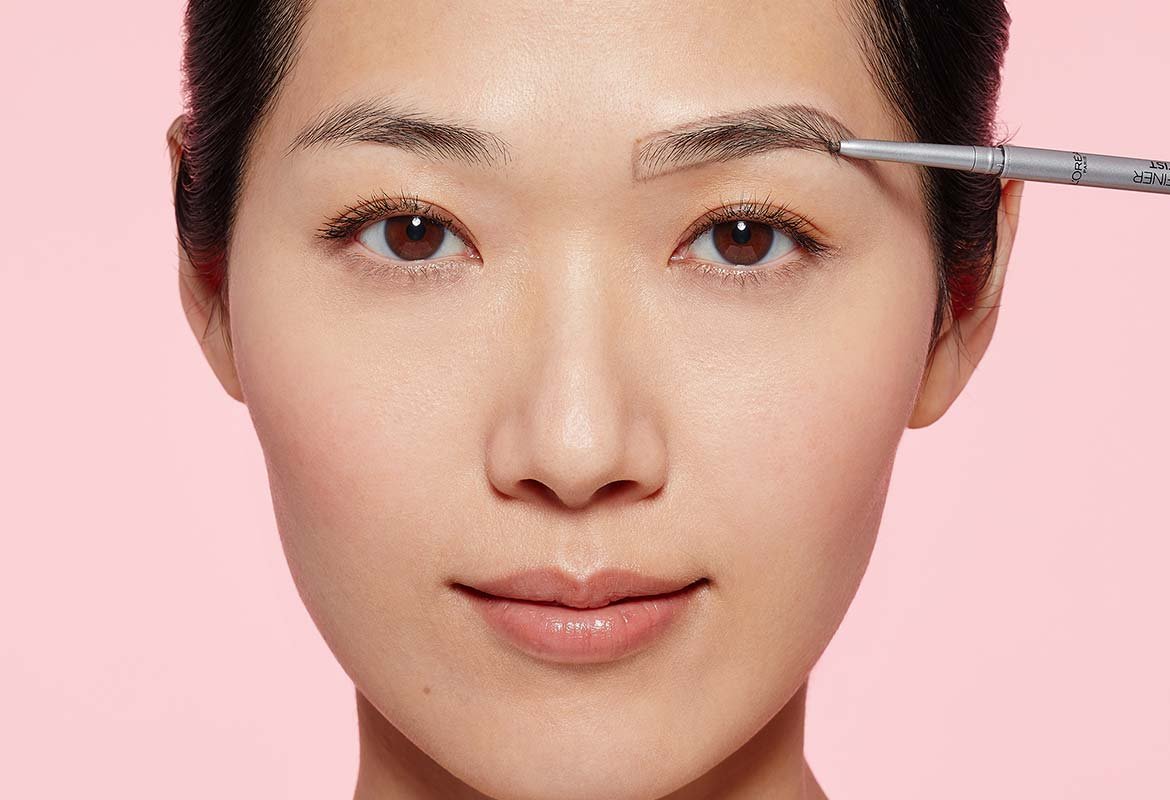 Para saber cómo hacerte las cejas, primero perfílalas con Brow Artist Skinny Definer de L’Oréal Paris teniendo en cuenta los puntos de referencia.